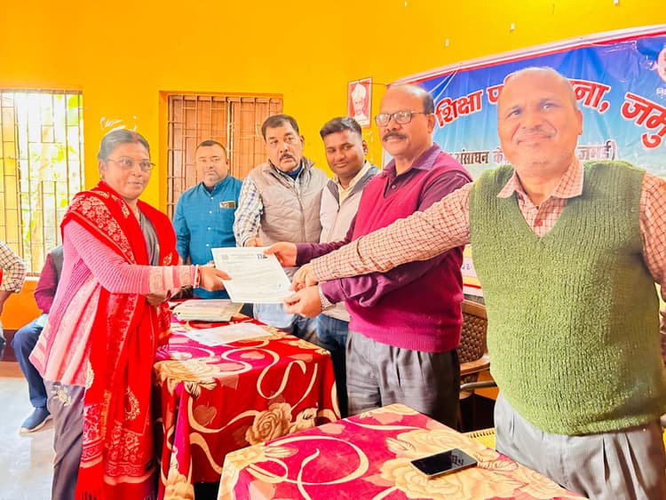 गिद्धौर बीआरसी में सक्षमता उतीर्ण शिक्षकों के बीच नियुक्ति पत्र का वितरण