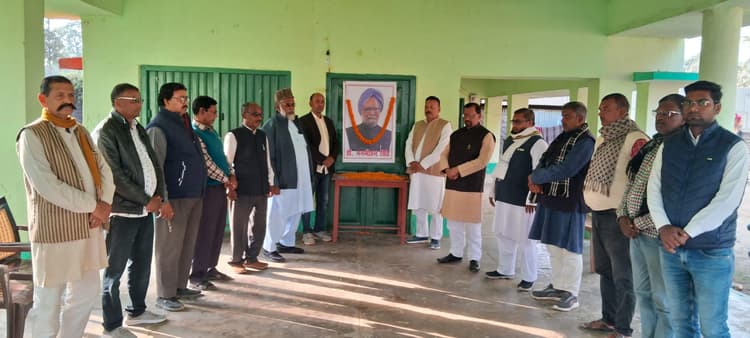 कांग्रेस कार्यालय में पूर्व प्रधानमंत्री को दी गयी श्रद्धांजलि