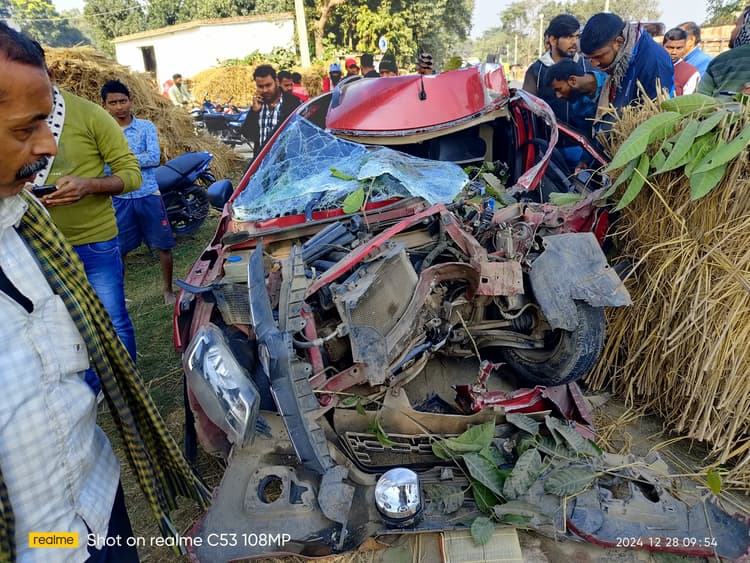 कार और हाइवा की टक्कर में शिक्षक की मौत, चार जख्मी