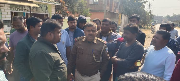 Deoghar News : रेलवे ट्रैक निर्माण में ब्लास्टिंग से मुहल्लेवासी घायल, विरोध में चार घंटे बंद कराया काम