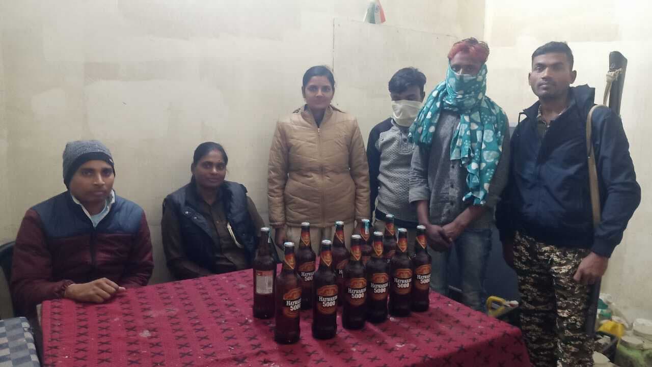 दो शराब तस्कर को एक 11 लीटर शराब के साथ किया गिरफ्तार
