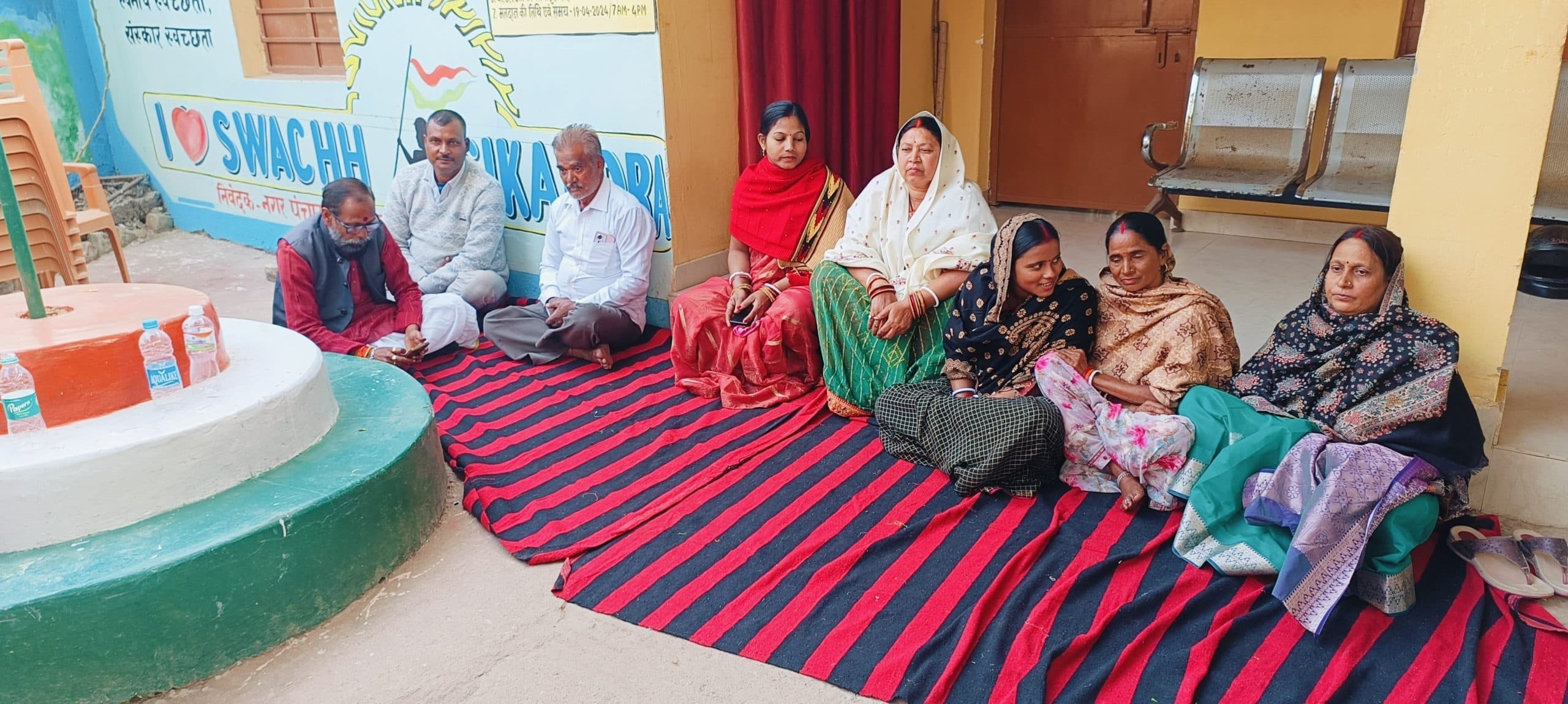 बहुमत से पारित प्रस्ताव पंजी में दर्ज नहीं होने पर धरना पर बैठे 8 पार्षद