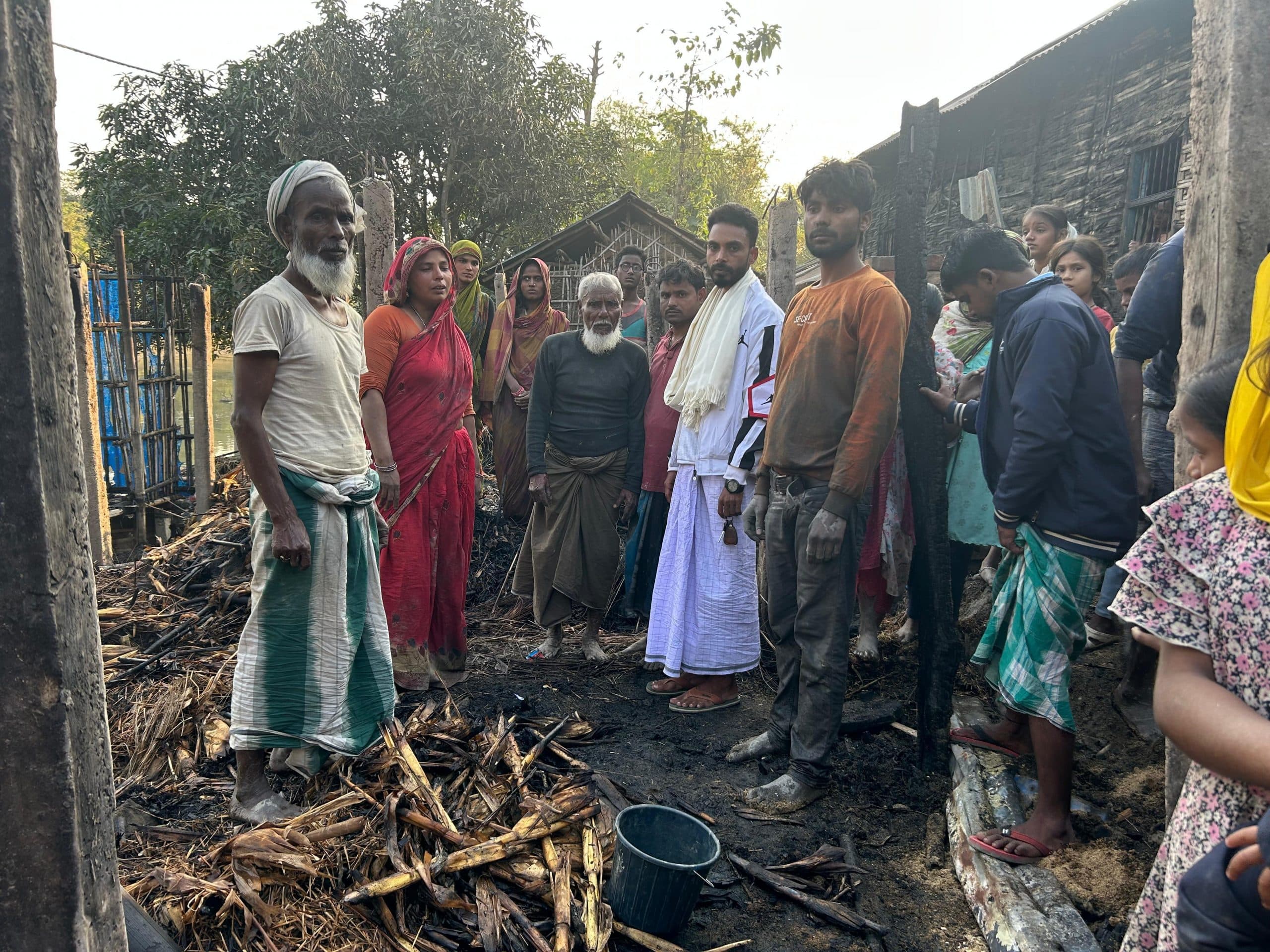 रेंयापुर में पांच परिवार का  घर जलकर राख, पीड़ित परिवार खुले आसमान तले रह रहे
