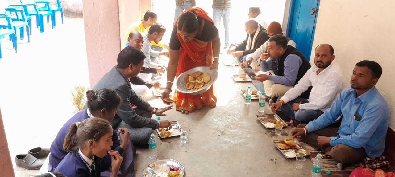 स्कूल में तिथि भोजन का आयोजन, बच्चों को खिलाया गया पौष्टिक खाना