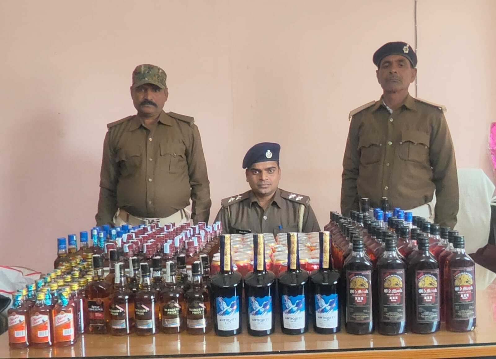 चार तस्कर समेत 10 शराबी गिरफ्तार