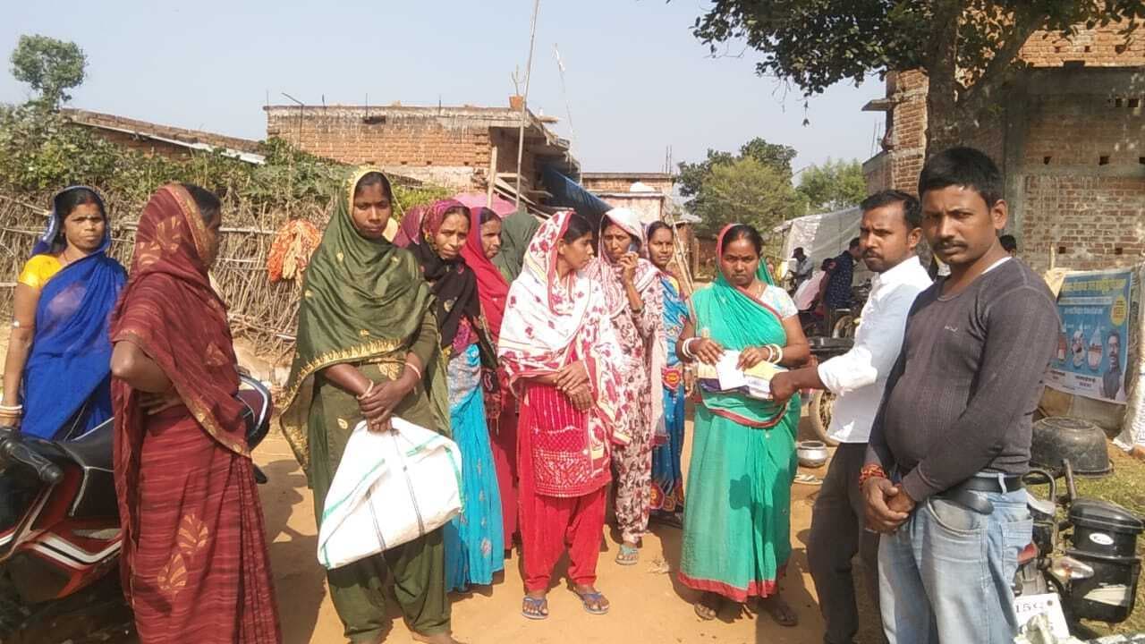 डीलर पर कम अनाज देने का ग्रामीणों ने लगाया आरोप