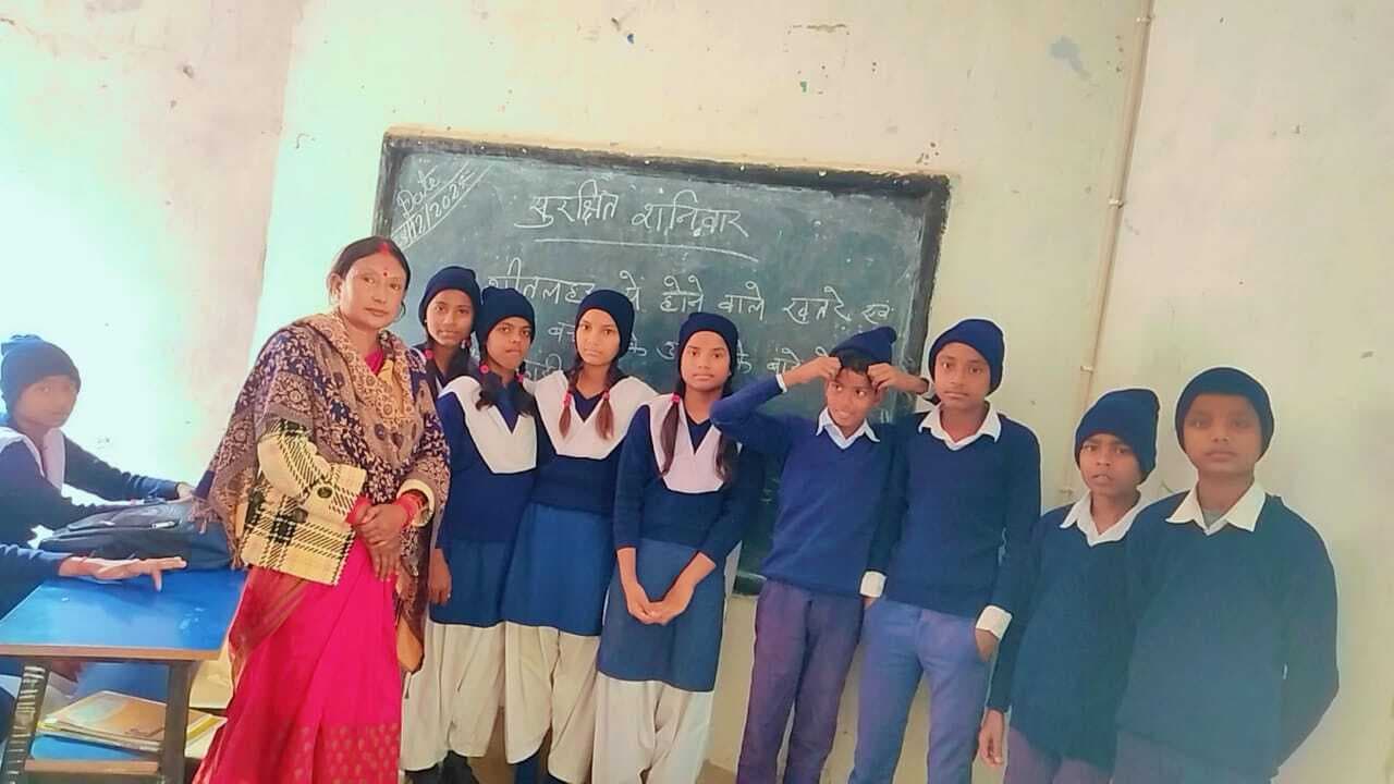 स्कूली बच्चों को शीतलहर के खतरे से बचाव  की दी गयी जानकारी