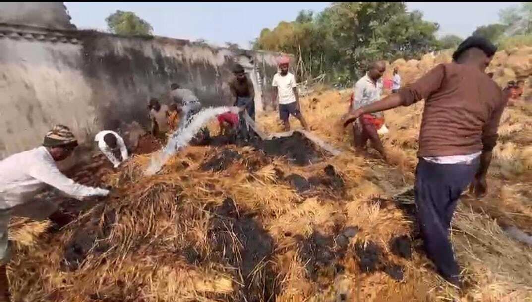 Gaya News : शॉर्ट सर्किट से खलिहान में लगी आग, धान के बोझे जल कर राख