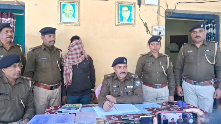 दो कट्टा, एक देसी पिस्टल व 12 गोलियों के साथ अपराधी गिरफ्तार