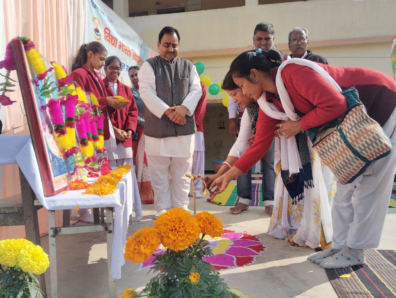 रंगोली प्रतियोगिता में खुशी, राखी व सोनिया कुमारी ने मारी बाजी