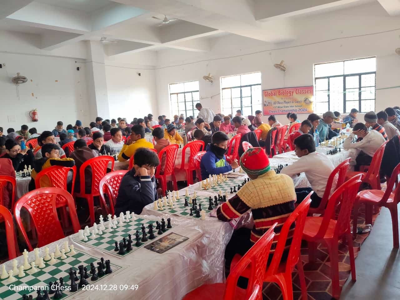 चार राउंड के खेल में कई खिलाड़ी शीर्ष पर