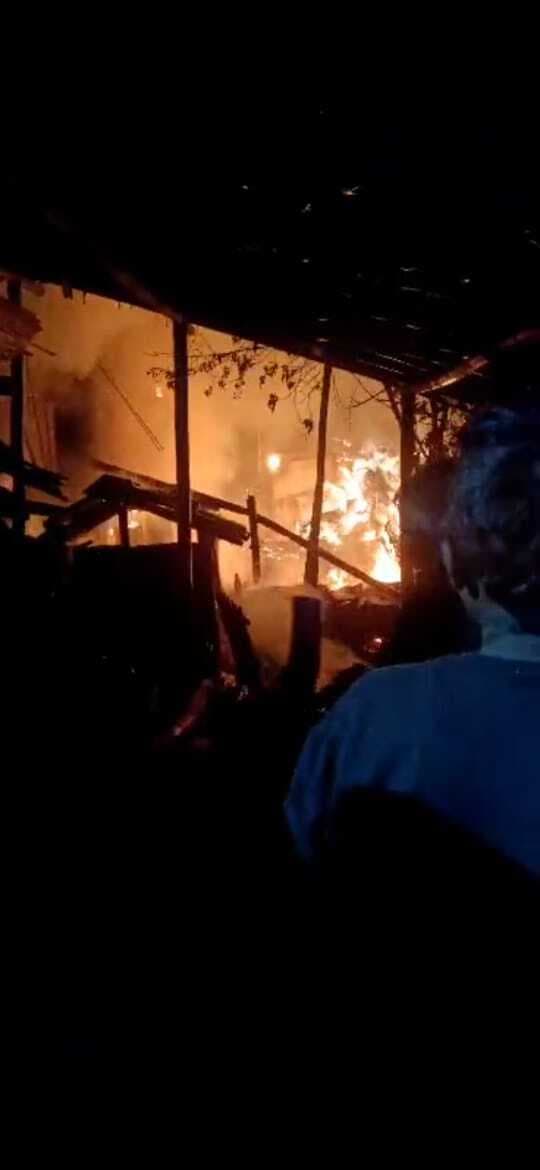 मनसाही के एकौणा गांव में गैस सिलेंडर से लगी आग, चार घर हुआ स्वाहा