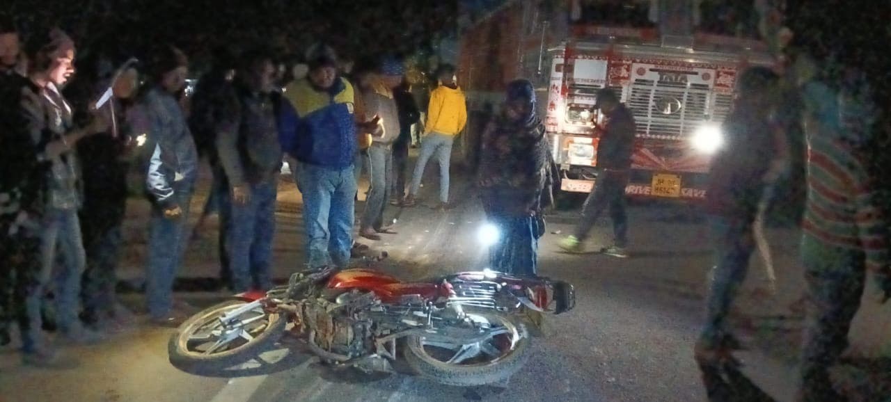 ट्रक की चपेट में आने से बाइक सवार तीन लोग घायल