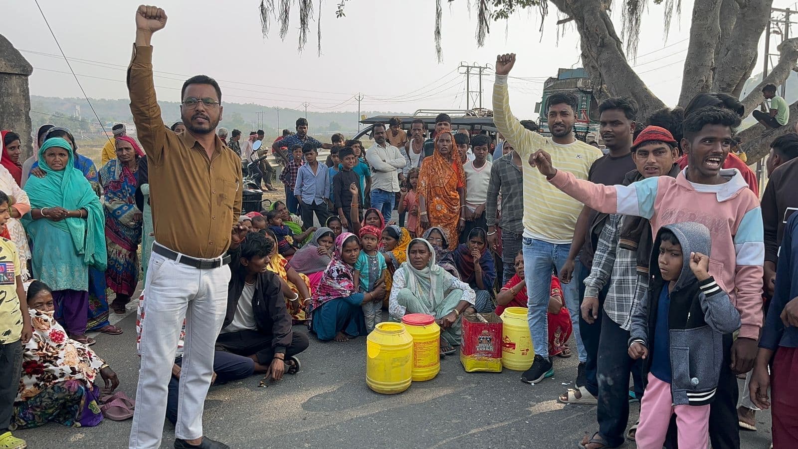 Giridih News :जलापूर्ति की मांग को ले बनियाडीह-गिरिडीह सड़क की जाम