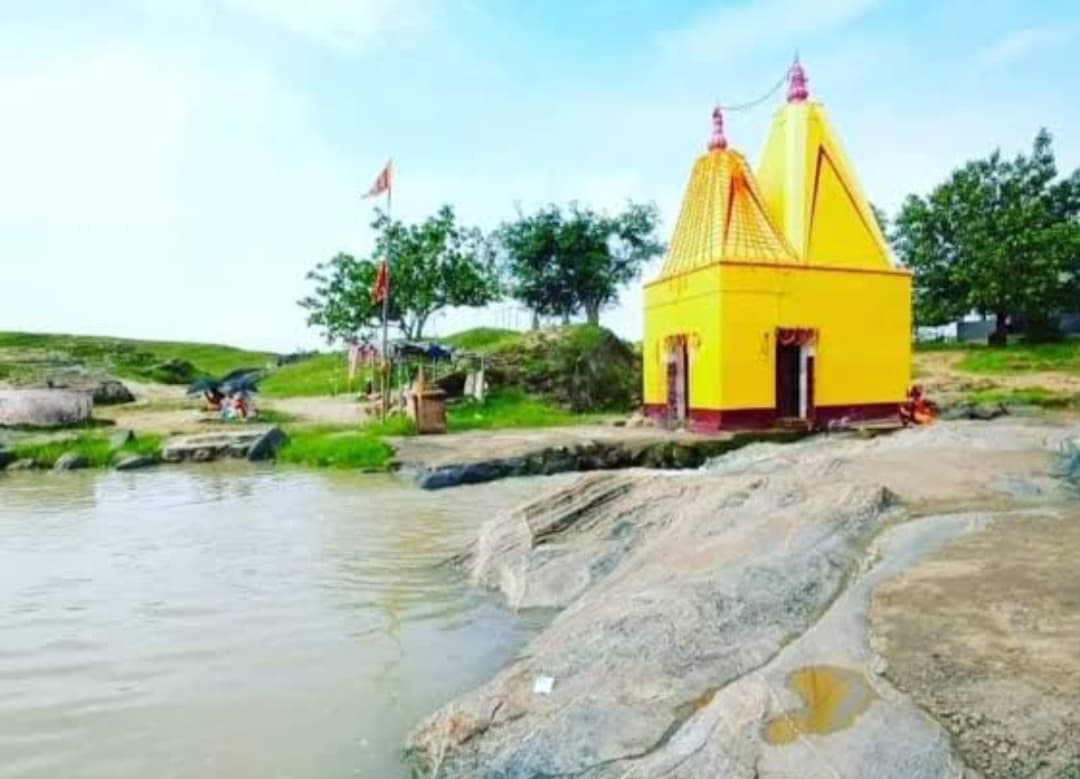 Giridih News :पूजा-अर्चना के साथ प्राकृतिक सौंदर्य का लुत्फ उठाते हैं सैलानी