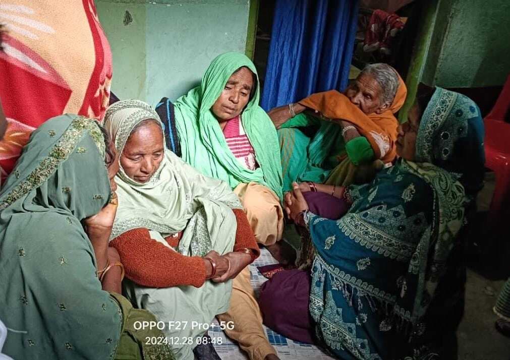 Giridih News :विषपान से युवती की मौत के बाद आरोपी की गिरफ्तारी के लिए छापा