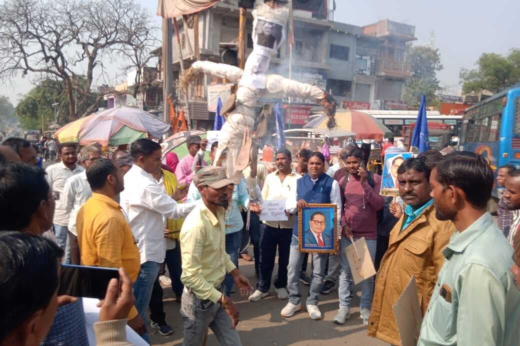 Giridih News :झारखंड मूल निवासी परिसंघ ने अमित शाह पुतला दहन किया