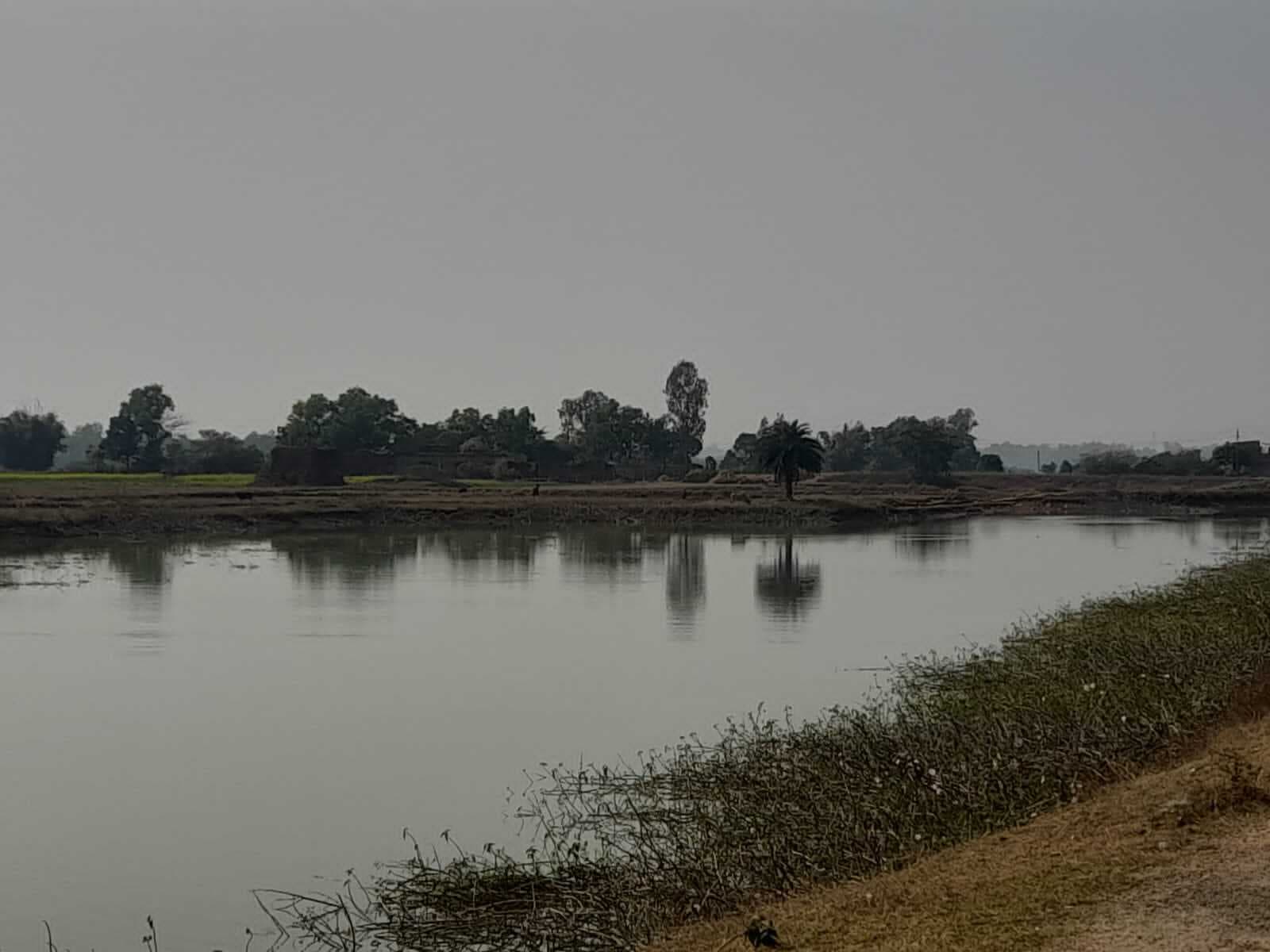 Giridih News :संवेदक ने काटा तालाब का मेड़, ग्रामीणों में आक्रोश