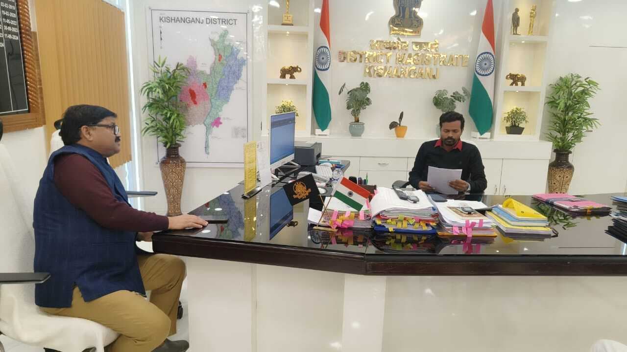 जिले की विभिन्न समस्याओं को लेकर डीएम से मिले पूर्व विधायक मुजाहिद आलम