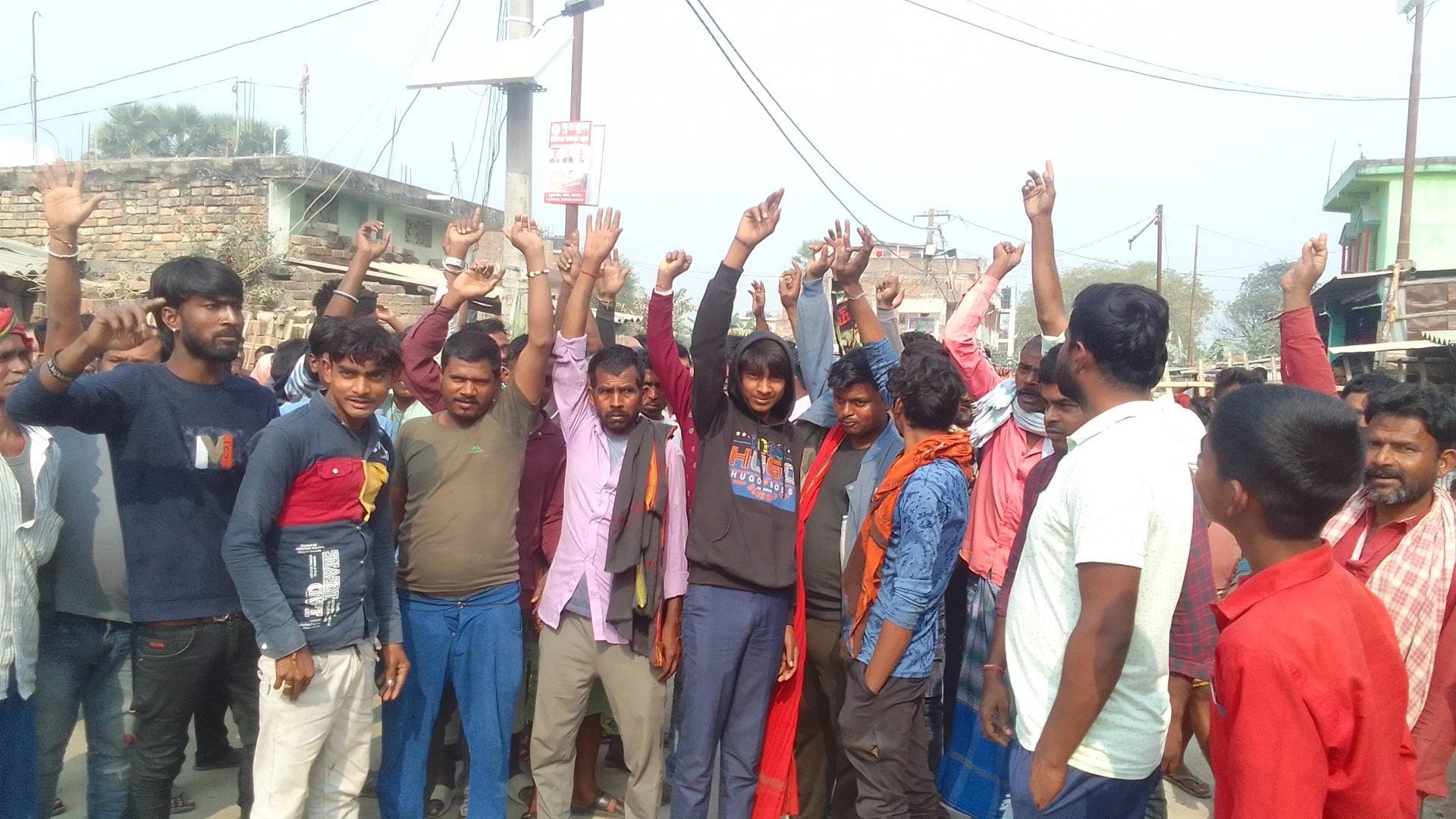 बालिका की हत्या से आक्रोशित ग्रामीणों ने बेलारी में किया सड़क जाम