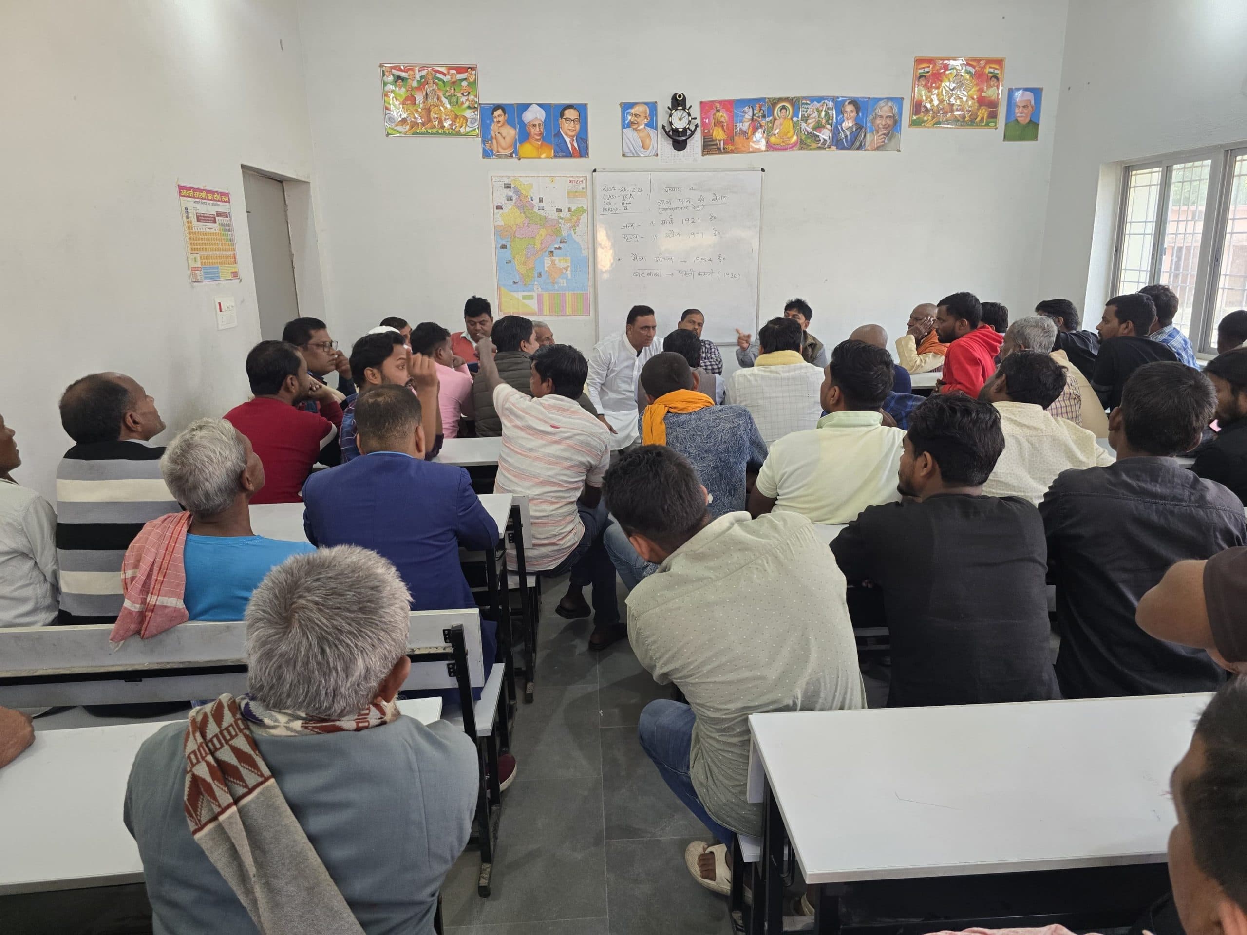 विद्यालय छुट्टी के बाद शिक्षकों ने छात्राओं से बनवाया चिकन, हंगामा