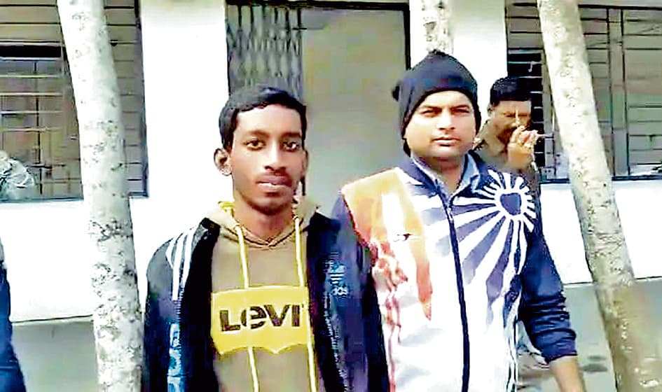 घुसपैठियों का फर्जी कागजात बनाने का आरोपी तृणमूल कार्यकर्ता व छात्र अरेस्ट