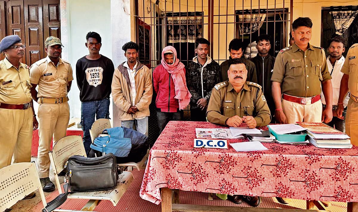 Sambalpur News: अंतर जिला चोर गिरोह के आठ सदस्य गिरफ्तार, आधा दर्जन बाइक जब्त