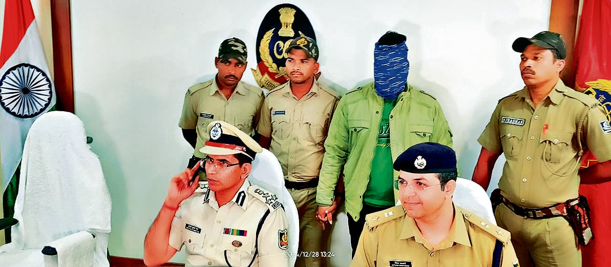 Rourkela News: साइबर ठगी के अंतरराष्ट्रीय गिरोह का सदस्य गिरफ्तार, कई देशों की मुद्रा, क्रेडिट व डेविट कार्ड जब्त
