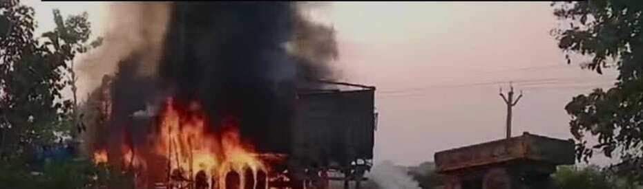 East Singhbhum : ट्रक की चपेट में आने से बाइक सवार की मौत, लोगों ने वाहन फूंका