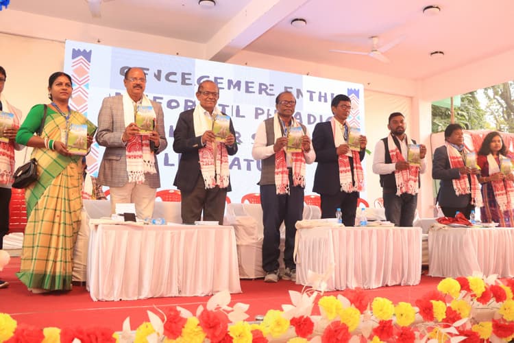 Jamshedpur : संताली जनजीवन को संवार रहा साहित्य