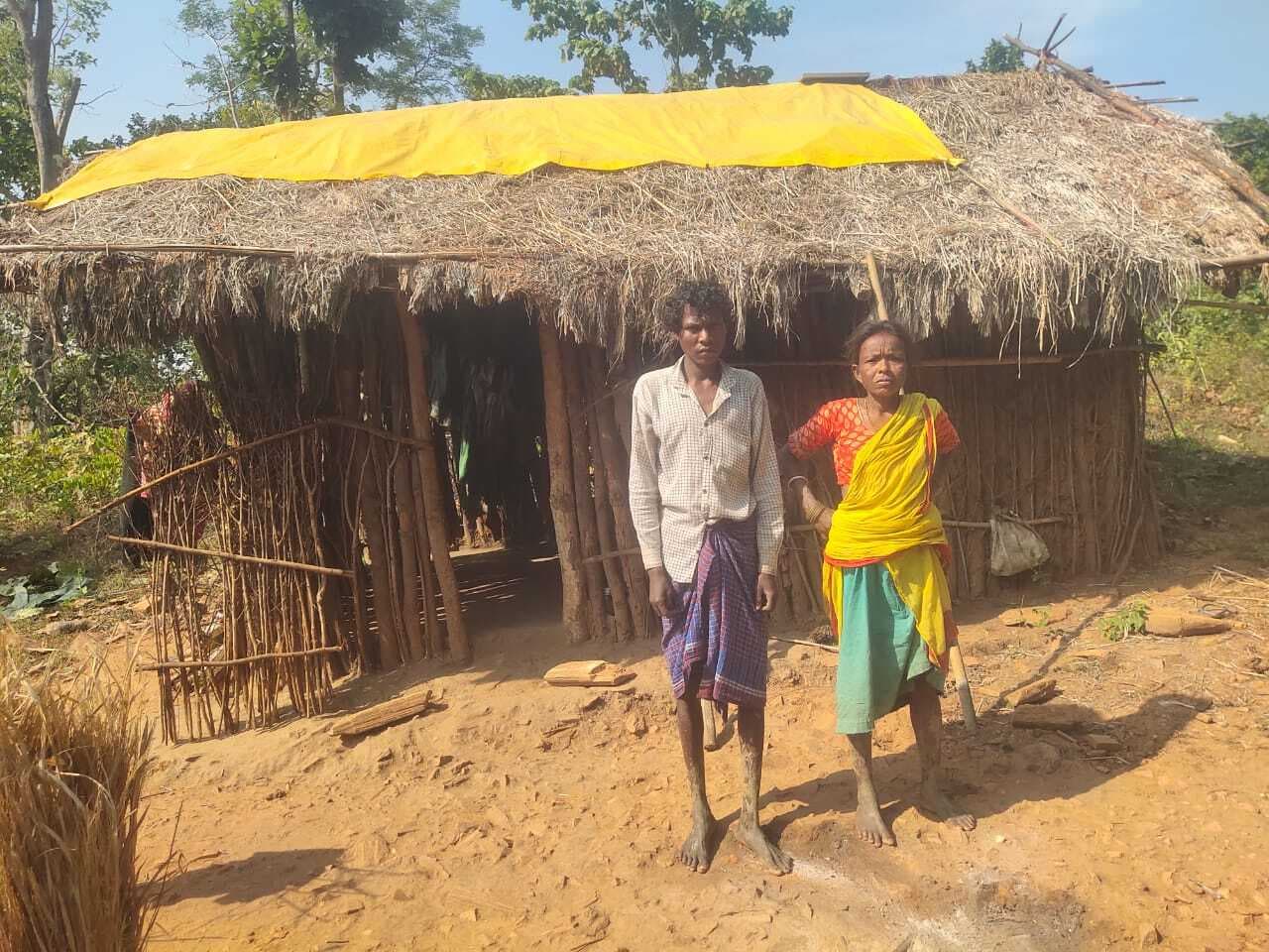East Singhbhum : जंगल में झोपड़ी बना रहते हैं दंपती, न आवास मिला न राशन
