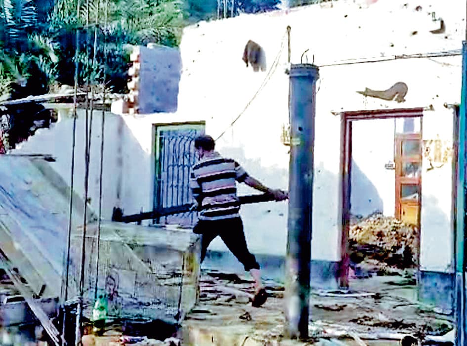 बारुईपुर : मकान में धमाका लगी आग, तीन लोग झुलसे