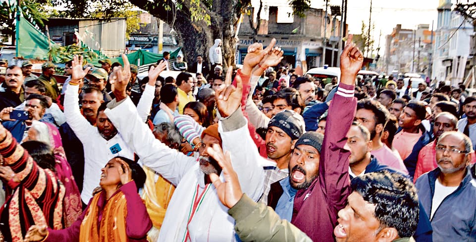 Ranchi News : पिता बोले : मेरी बेटी को मिट्टी में मिला दिया