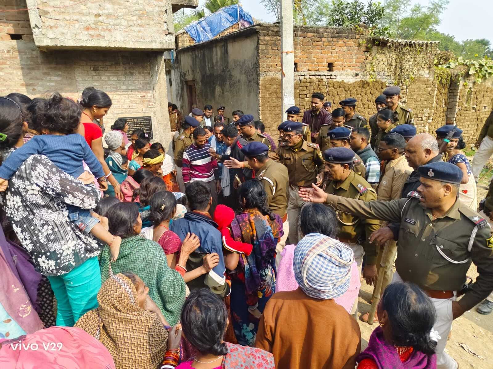 घेर कर युवक को गोलियों से किया छलनी, कई घरों में आगजनी व लूटपाट