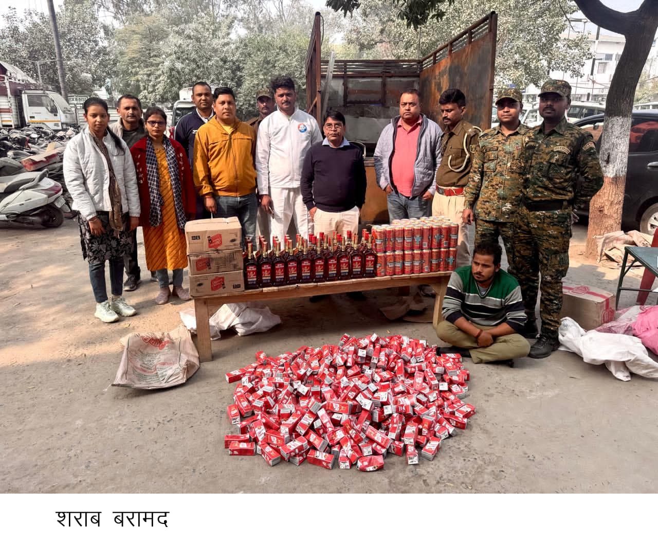 प्लास्टिक पाइप लदे वैन से बरामद हुई दो लाख की शराब, चालक गिरफ्तार