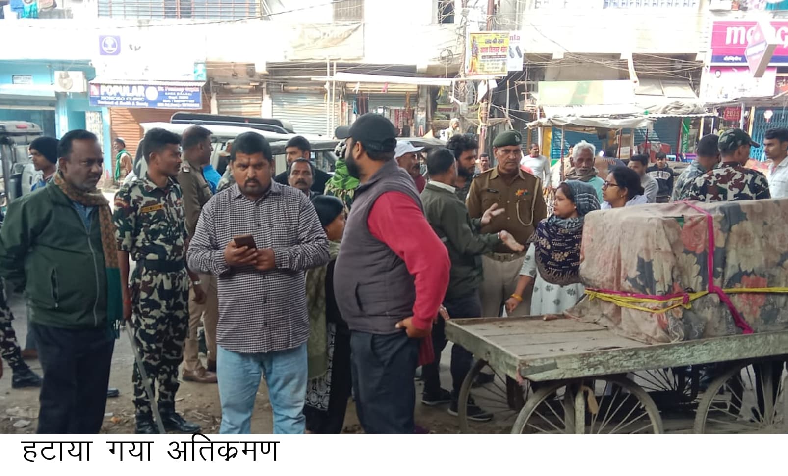 अतिक्रमण हटा, वसूला आठ हजार 500 रुपये जुर्माना