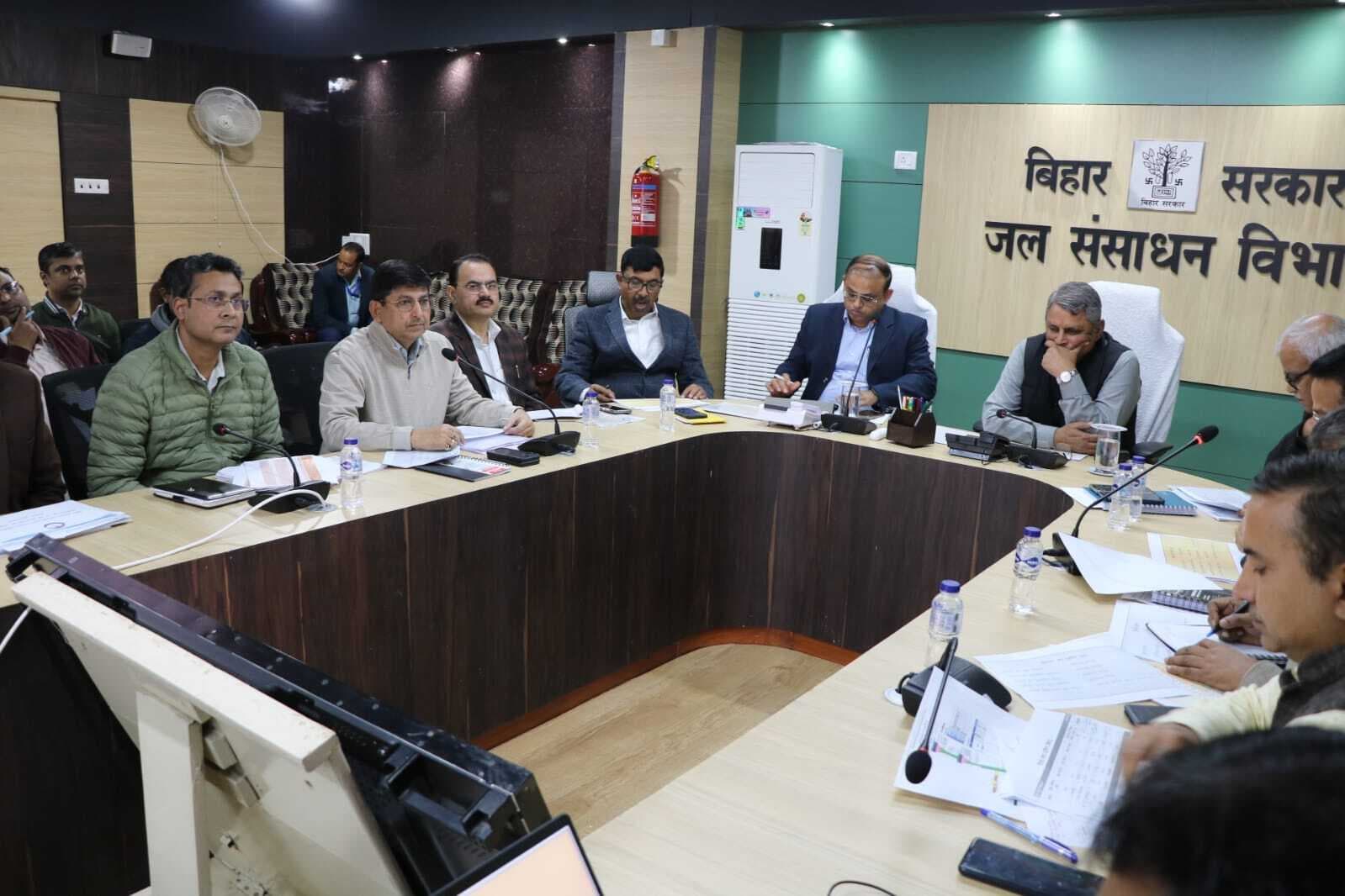 सिंचाई योजनाओं व बाढ़ सुरक्षा के काम को समय से पूरा कराएं