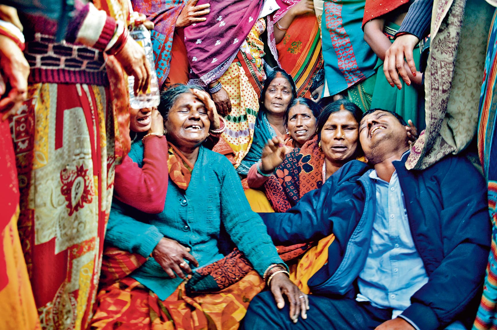 आग से झुलसी एसडीओ की पत्नी ने तोड़ा दम, आक्रोशित लोग सड़क पर उतरे