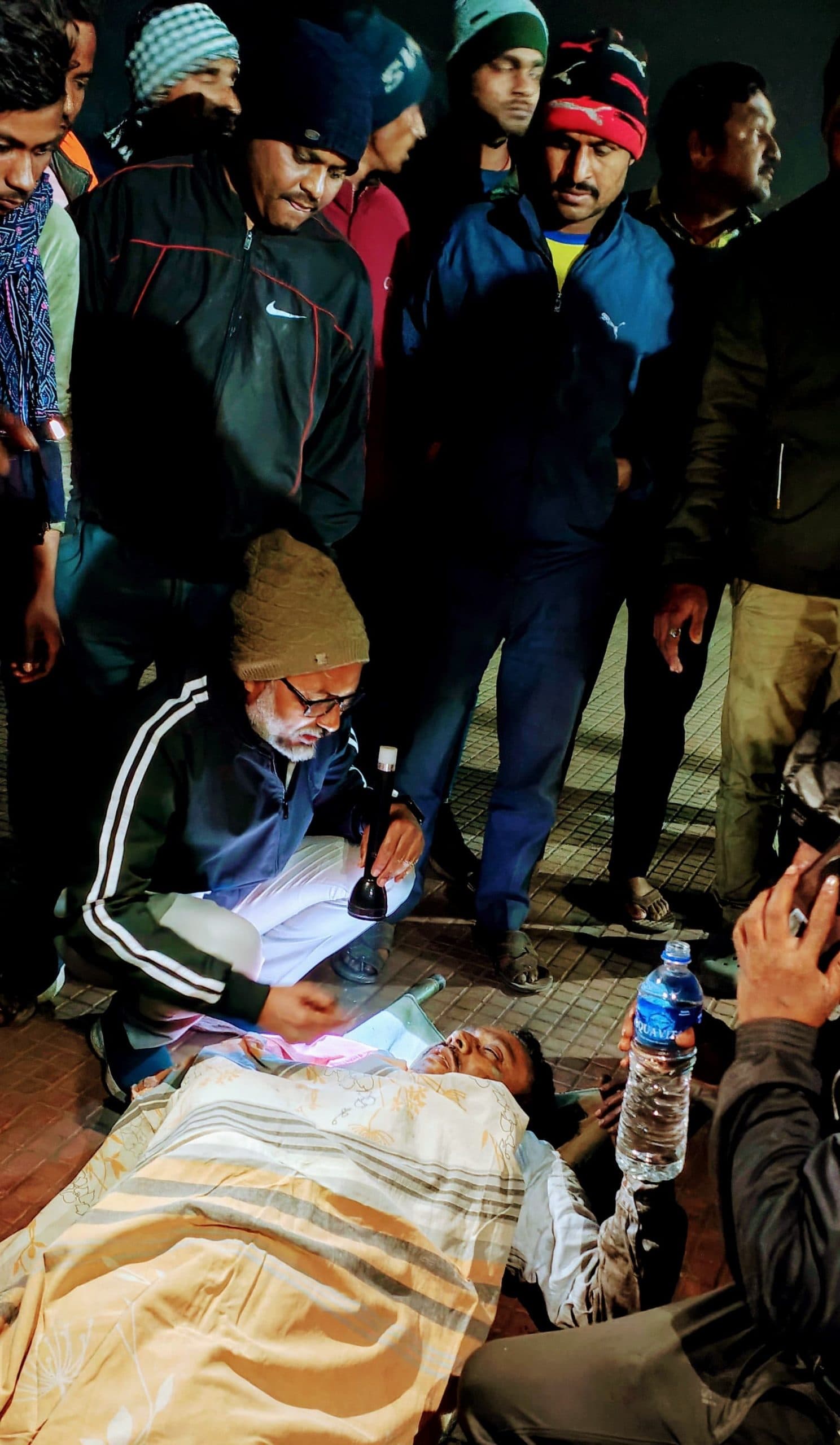 Dhanbad News : शौचालय बंद देख गेट के पास खड़ा यात्री शक्तिपुंज एक्सप्रेस से गिरा, मौत