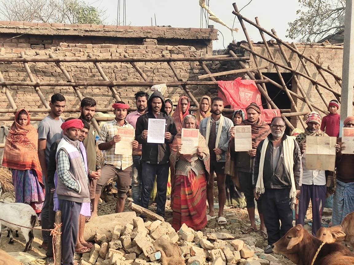 अतिक्रमण के नाम पर रैयती जमीन पर बने घर तोड़ने का विरोध