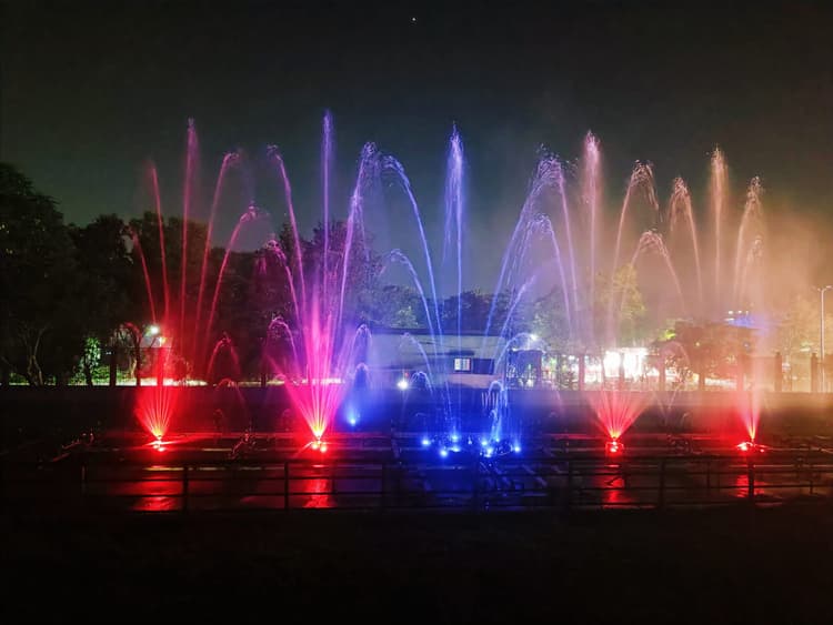 Dhanbad News : बिरसा मुंडा पार्क के लेजर शो से लोग ले रहे आनंद