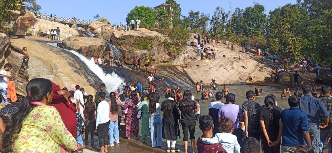 पिकनिक स्पॉट में उमड़े लोग