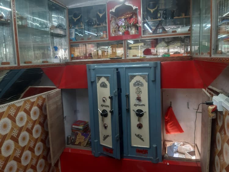 आभूषण की दुकान में दीवार काटकर पांच लाख का जेवरात चुराया