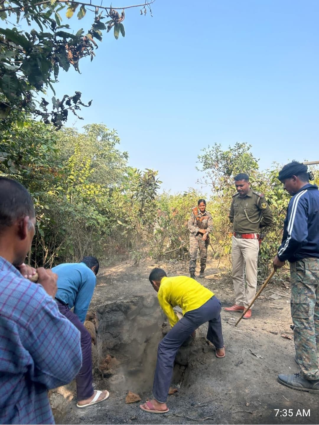 जंगल में शराब की तीन भट्ठियां ध्वस्त, दो हजार लीटर जावा महुआ नष्ट