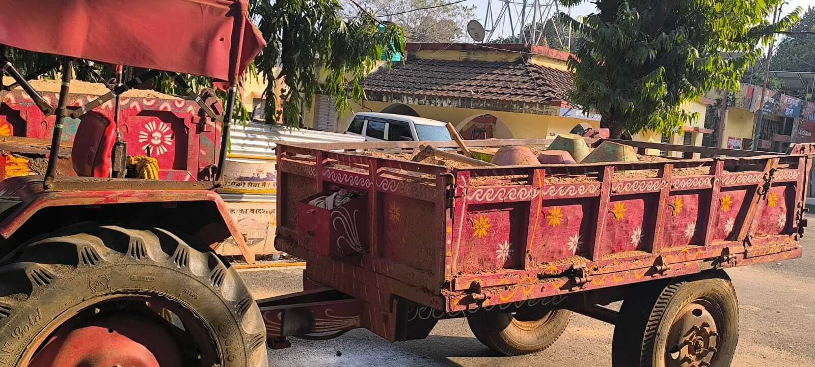 जरमुंडी पुलिस ने अवैध बालू लदे दो ट्रैक्टर को किया जब्त