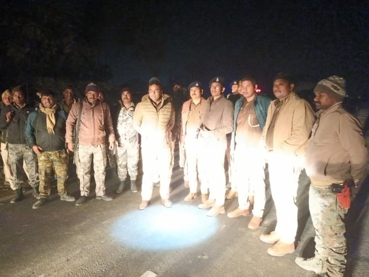 ठाेकर के बाद हाइवा के चक्के के नीचे आ गया युवक, मौत