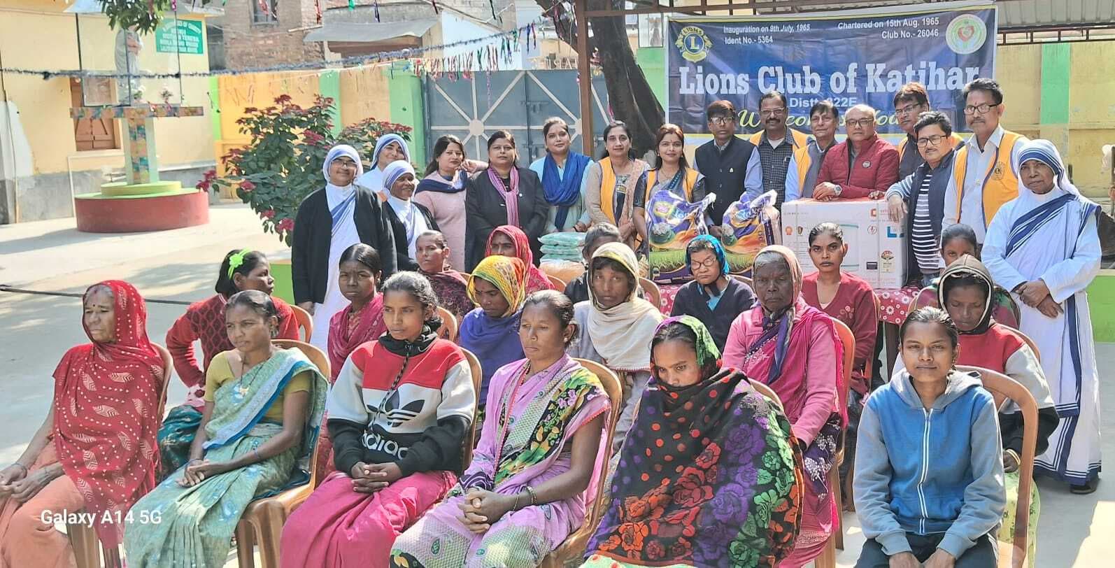 मिशनरी ऑफ चैरिटी में रह रहीं महिलाओं के बीच राशन का किया वितरण