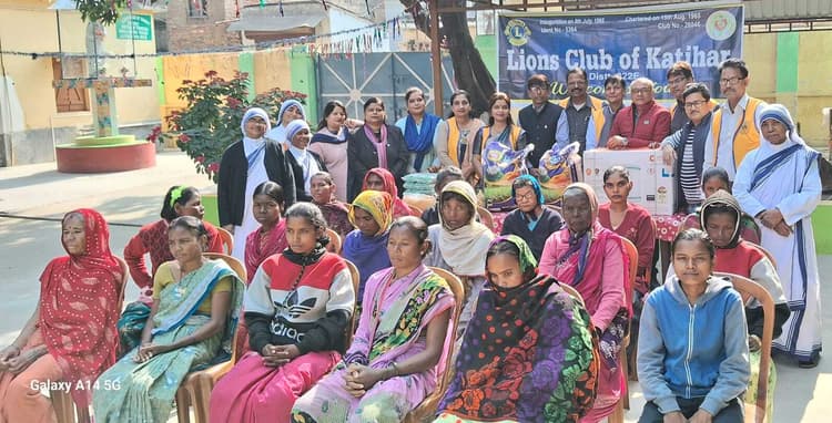 मिशनरी ऑफ चैरिटी में रह रहीं महिलाओं के बीच राशन का किया वितरण