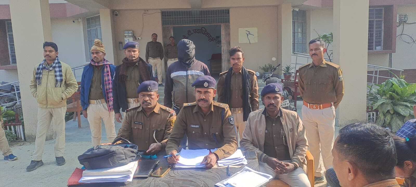 हत्या, डकैती के फरार आरोपित को गिरफ्तार कर भेजा जेल