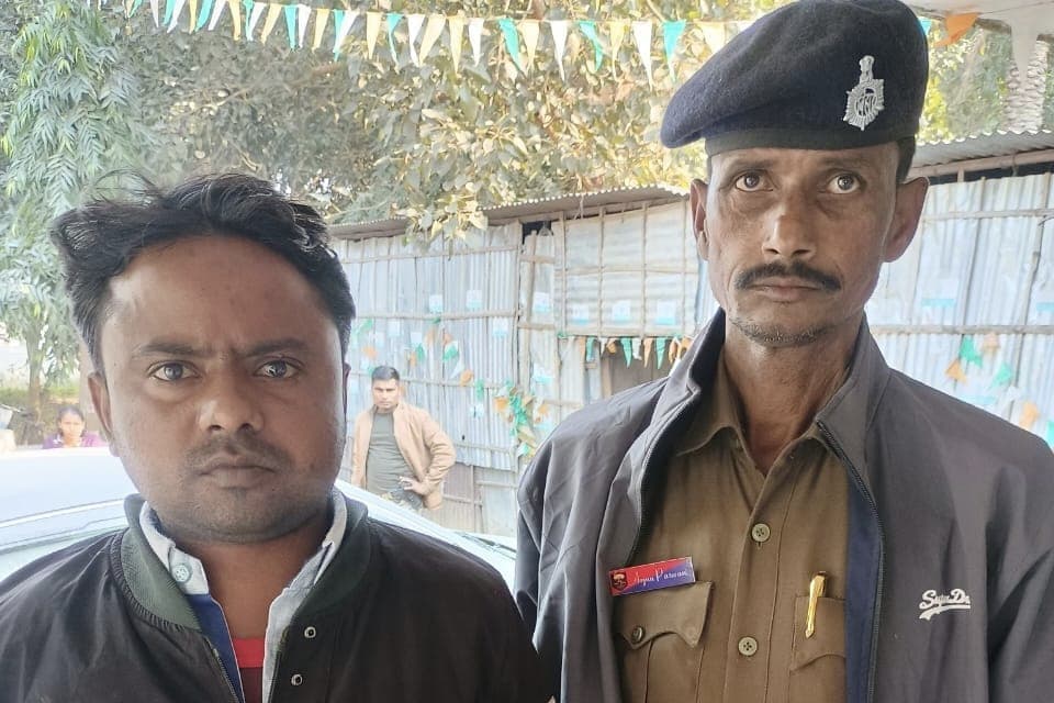 मसाला लोड पिकअप लूट मामले में आरोपित गिरफ्तार, कार जब्त